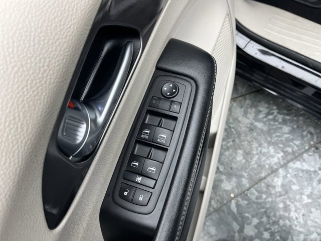 Used 2024 Chrysler Pacifica - photo 5