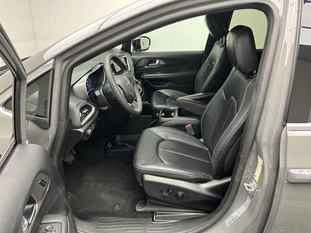 Used 2025 Chrysler Pacifica - photo 6
