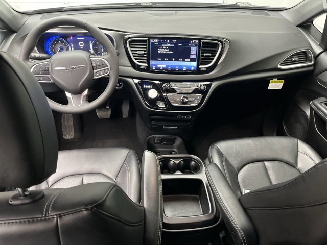 Used 2025 Chrysler Pacifica - photo 7