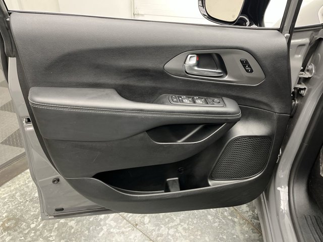 Used 2025 Chrysler Pacifica - photo 9