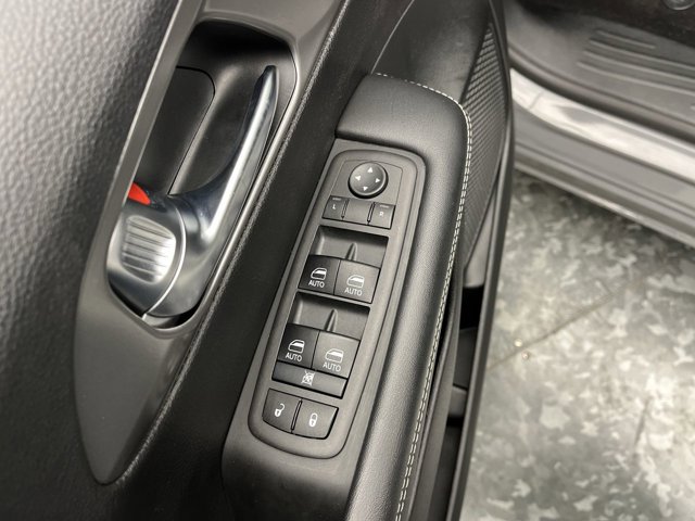 Used 2025 Chrysler Pacifica - photo 10