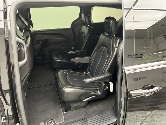 Used 2025 Chrysler Pacifica - photo 13
