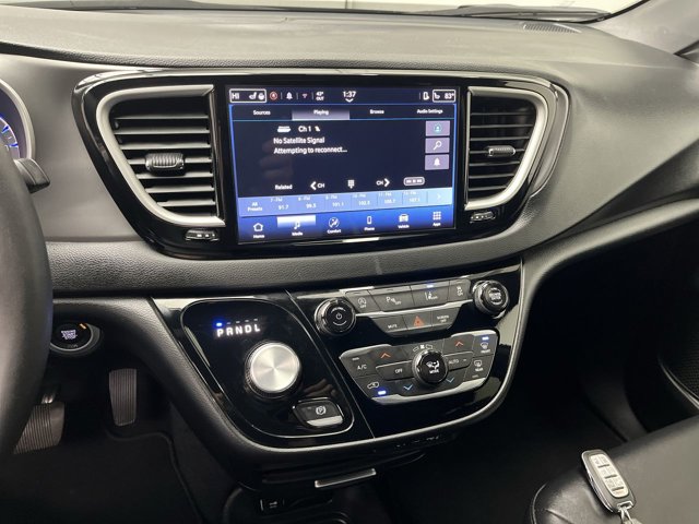 Used 2025 Chrysler Pacifica - photo 19