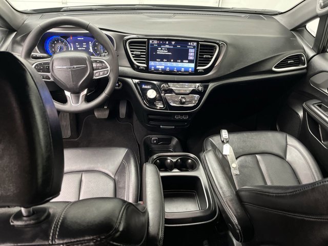 Used 2025 Chrysler Pacifica - photo 7