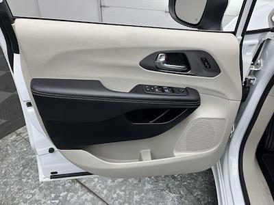 Used 2023 Chrysler Pacifica - photo 1