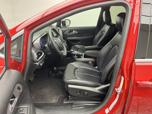 Used 2025 Chrysler Pacifica - photo 8