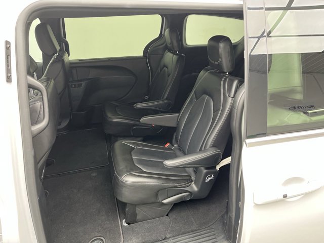Used 2025 Chrysler Pacifica - photo 9