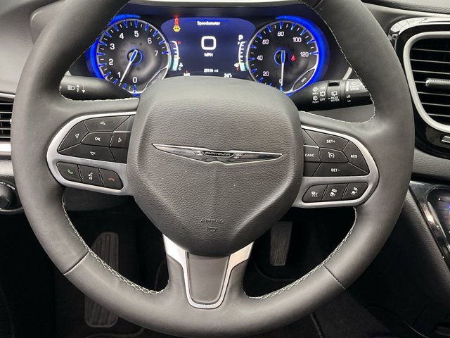 Used 2025 Chrysler Pacifica - photo 13