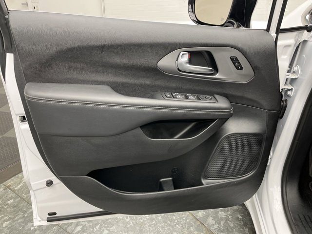 Used 2025 Chrysler Pacifica - photo 5