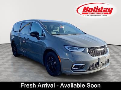 Used 2025 Chrysler Pacifica - photo 1