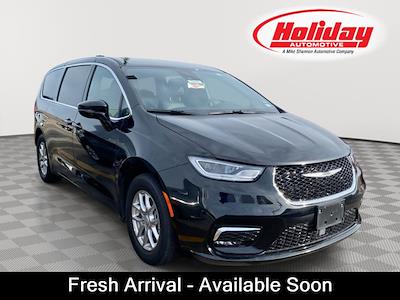 Used 2025 Chrysler Pacifica - photo 1
