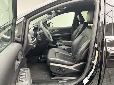 Used 2025 Chrysler Pacifica - photo 1