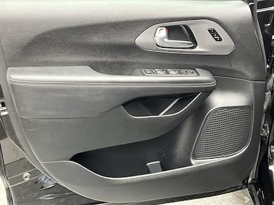 Used 2025 Chrysler Pacifica - photo 1