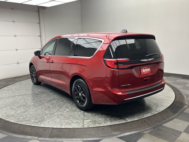 Used 2025 Chrysler Pacifica - photo 5