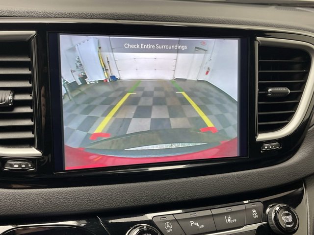 Used 2025 Chrysler Pacifica - photo 8