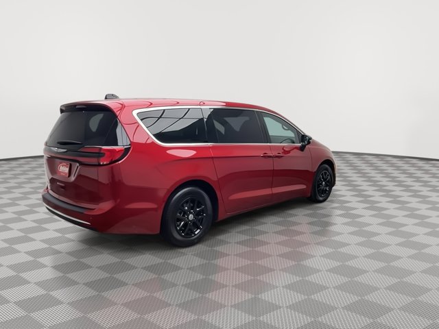 Used 2025 Chrysler Pacifica - photo 2