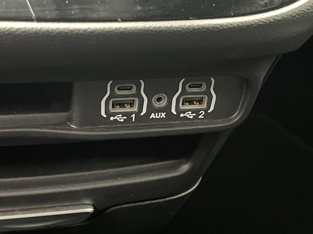 Used 2025 Chrysler Pacifica - photo 23
