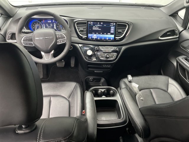 Used 2025 Chrysler Pacifica - photo 41
