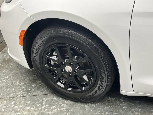 Used 2025 Chrysler Pacifica - photo 30