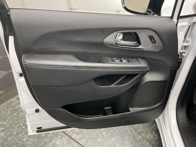 Used 2025 Chrysler Pacifica - photo 5