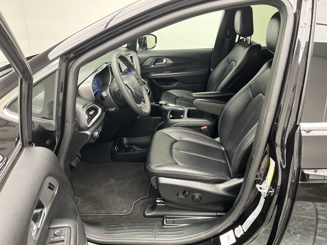 Used 2025 Chrysler Pacifica - photo 6