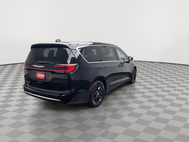 Used 2025 Chrysler Pacifica - photo 2