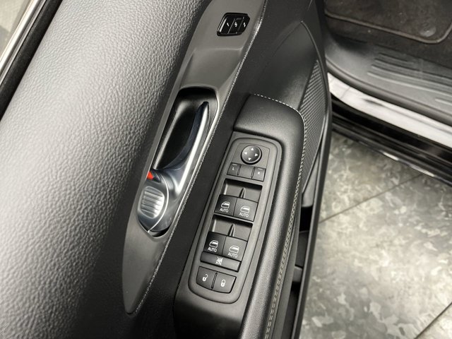 Used 2025 Chrysler Pacifica - photo 10