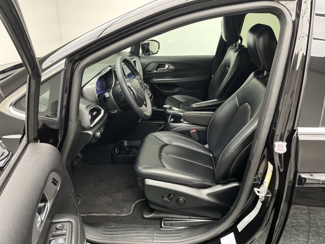 Used 2025 Chrysler Pacifica - photo 6