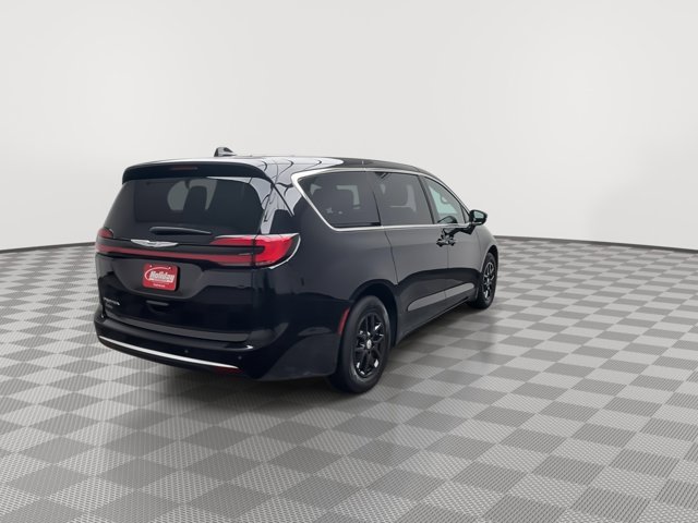 Used 2025 Chrysler Pacifica - photo 2