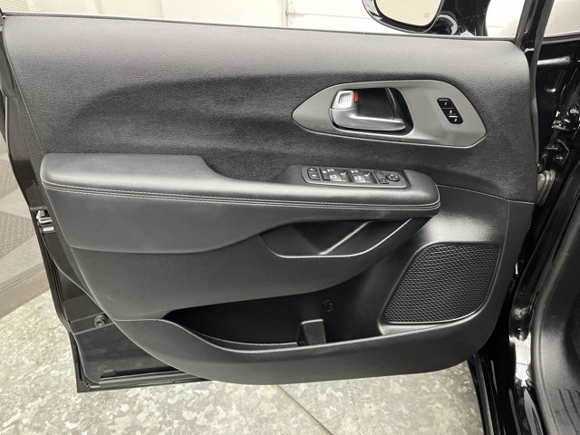 Used 2025 Chrysler Pacifica - photo 9