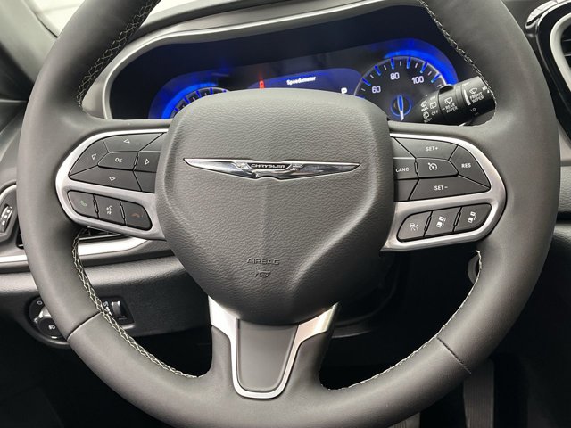 Used 2025 Chrysler Pacifica - photo 17