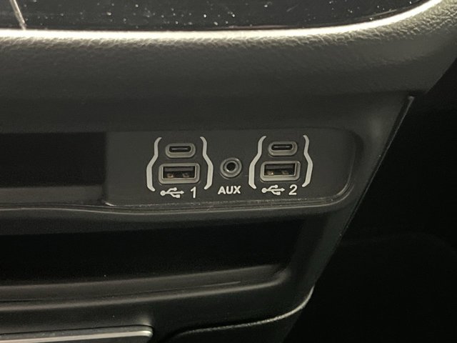 Used 2025 Chrysler Pacifica - photo 27