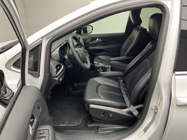 Used 2025 Chrysler Pacifica - photo 6