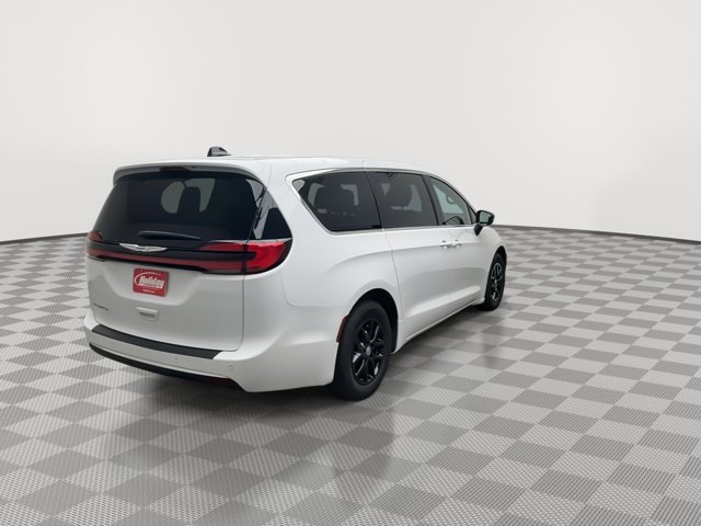 Used 2025 Chrysler Pacifica - photo 2