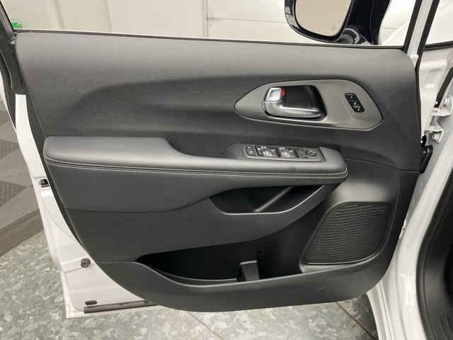Used 2025 Chrysler Pacifica - photo 9
