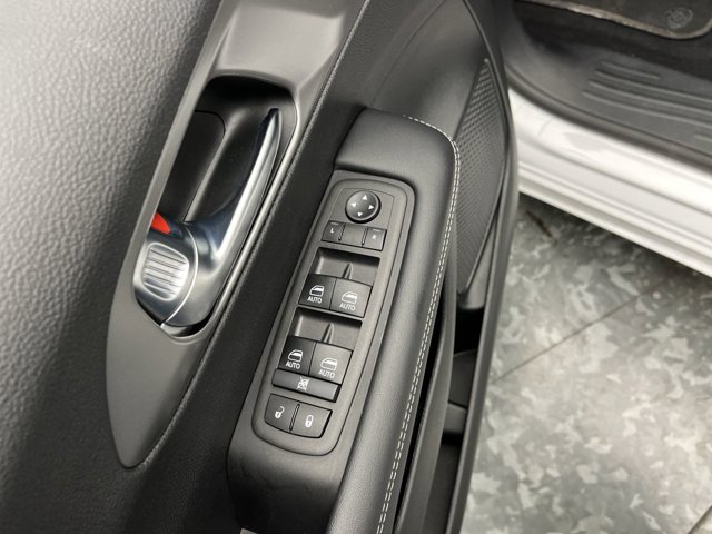 Used 2025 Chrysler Pacifica - photo 10