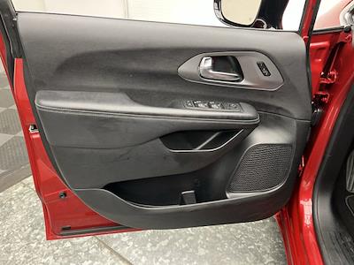 Used 2025 Chrysler Pacifica - photo 1