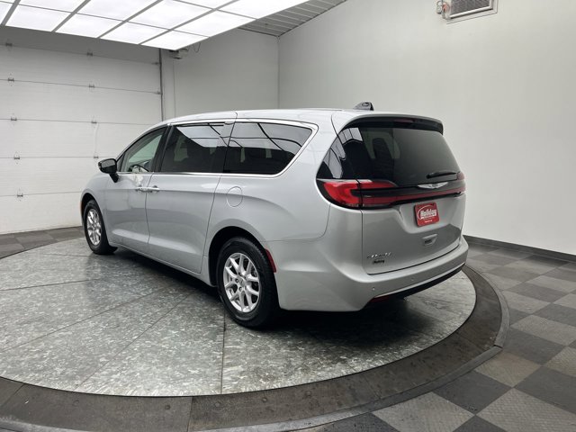 Used 2024 Chrysler Pacifica - photo 5