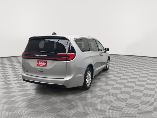 Used 2024 Chrysler Pacifica - photo 2