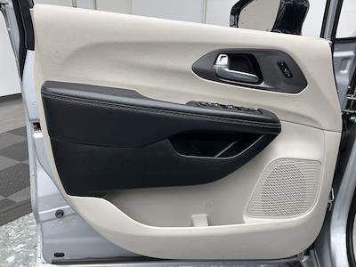 Used 2024 Chrysler Pacifica - photo 1