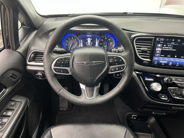 Used 2025 Chrysler Pacifica - photo 11