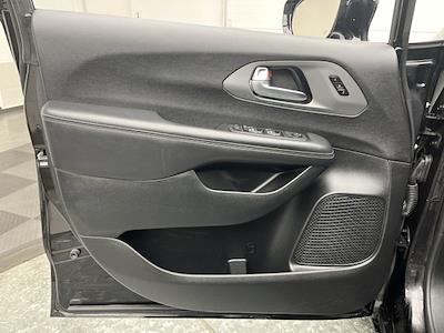 Used 2025 Chrysler Pacifica - photo 1