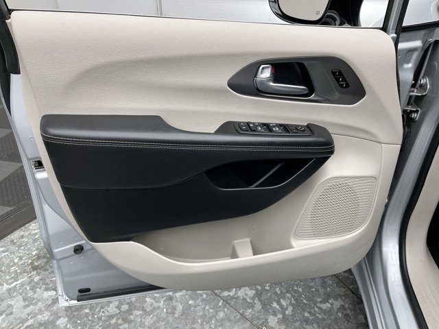 Used 2024 Chrysler Pacifica - photo 5
