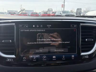 Used 2023 Chrysler Pacifica - photo 1