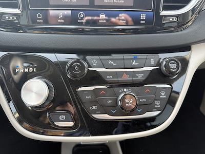 Used 2023 Chrysler Pacifica - photo 1