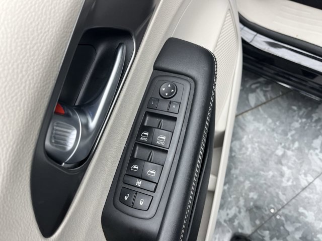 Used 2024 Chrysler Pacifica - photo 36
