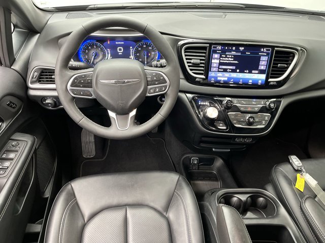 Used 2025 Chrysler Pacifica - photo 13