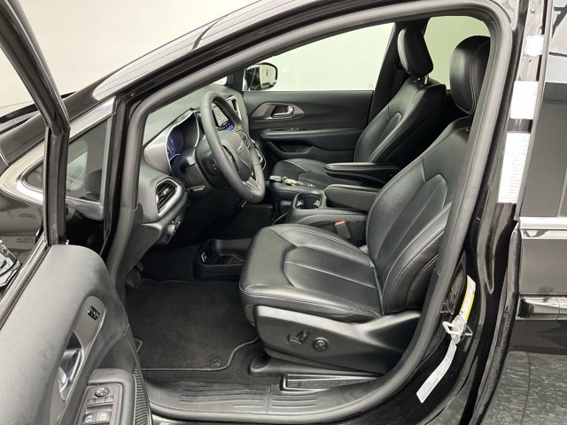 Used 2025 Chrysler Pacifica - photo 41