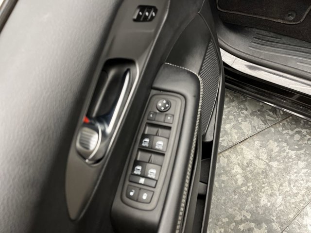 Used 2025 Chrysler Pacifica - photo 7