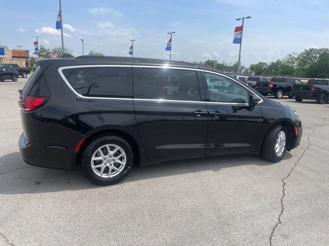 Used 2022 Chrysler Pacifica - photo 1